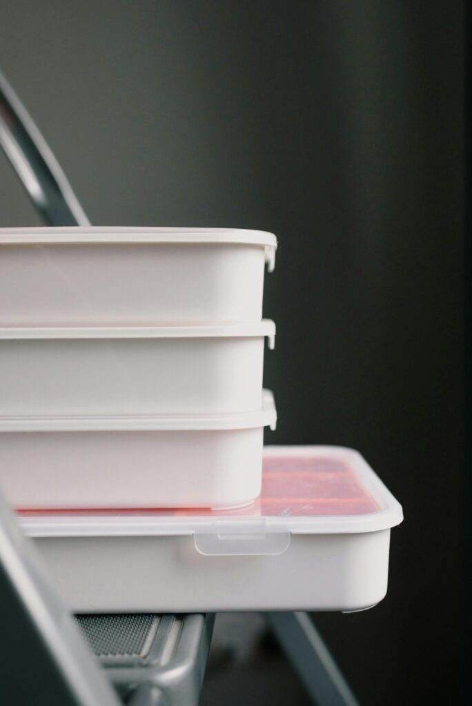 Brug plastkasser til effektiv opbevaring af datakabler og IT-udstyr